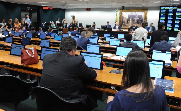 Por por 32 votos a 2, CCJ aprova a perda de mandato da deputada Carla Zambelli